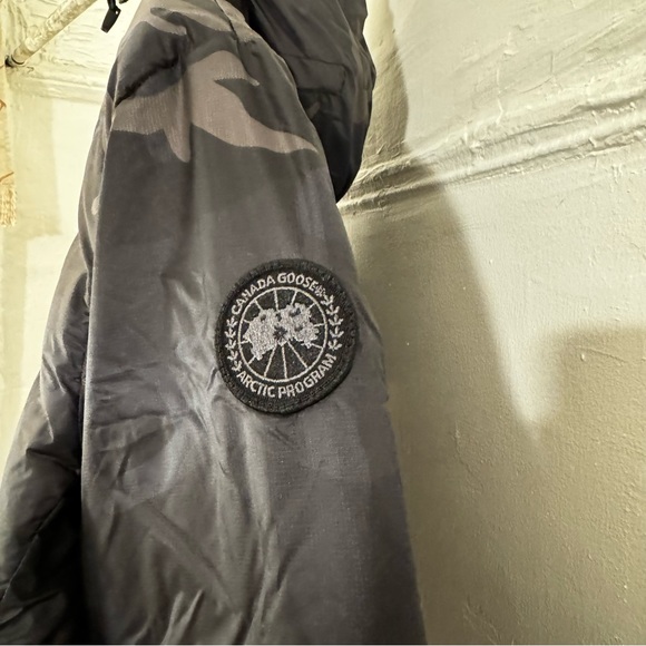 Men’s Canada Goose Lodge Camo Puffer Hooded Jacket - Picture 5 of 8